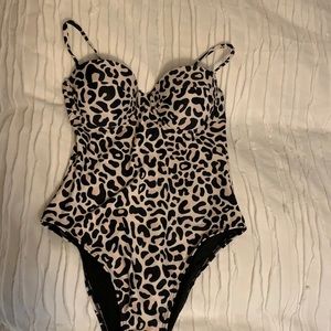 Caitlyn Covington x pink lily one piece size M
